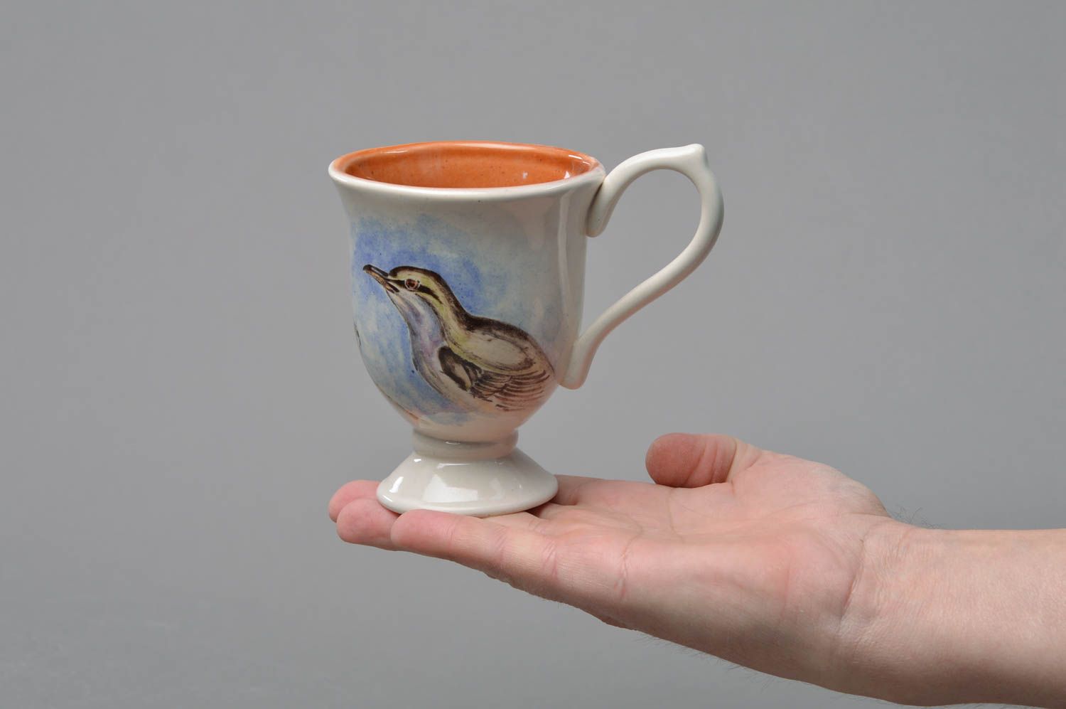 Tasse en porcelaine peinte de glaçure colorée faite main blanche avec oiseau photo 4