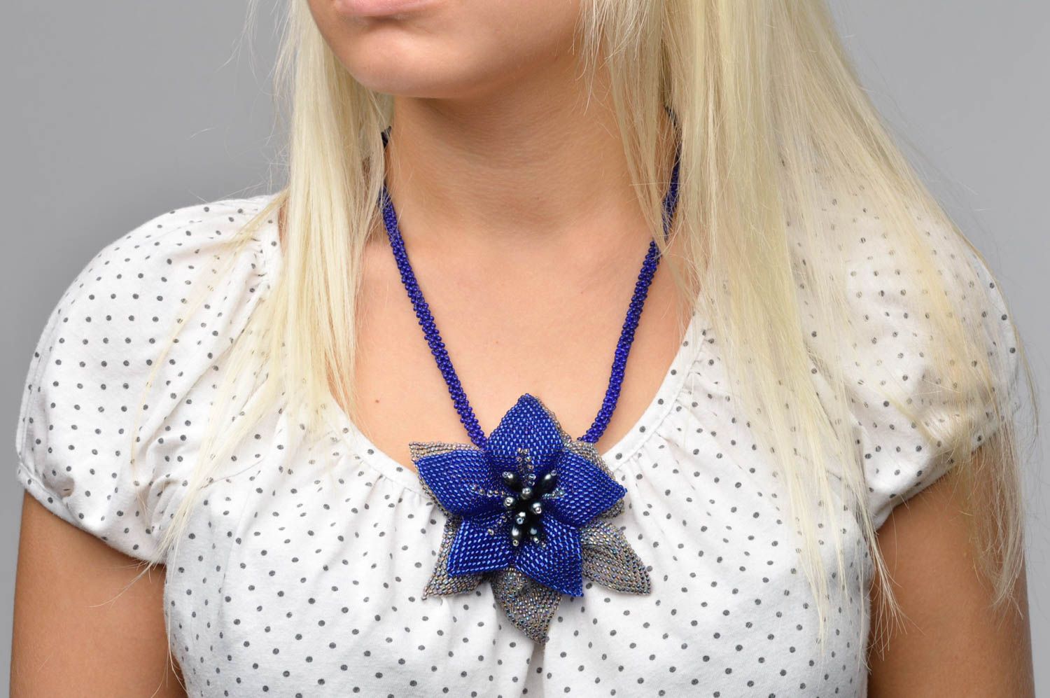 Collier avec fleur Bijou fait main bleu en perles de rocaille Cadeau femme photo 3