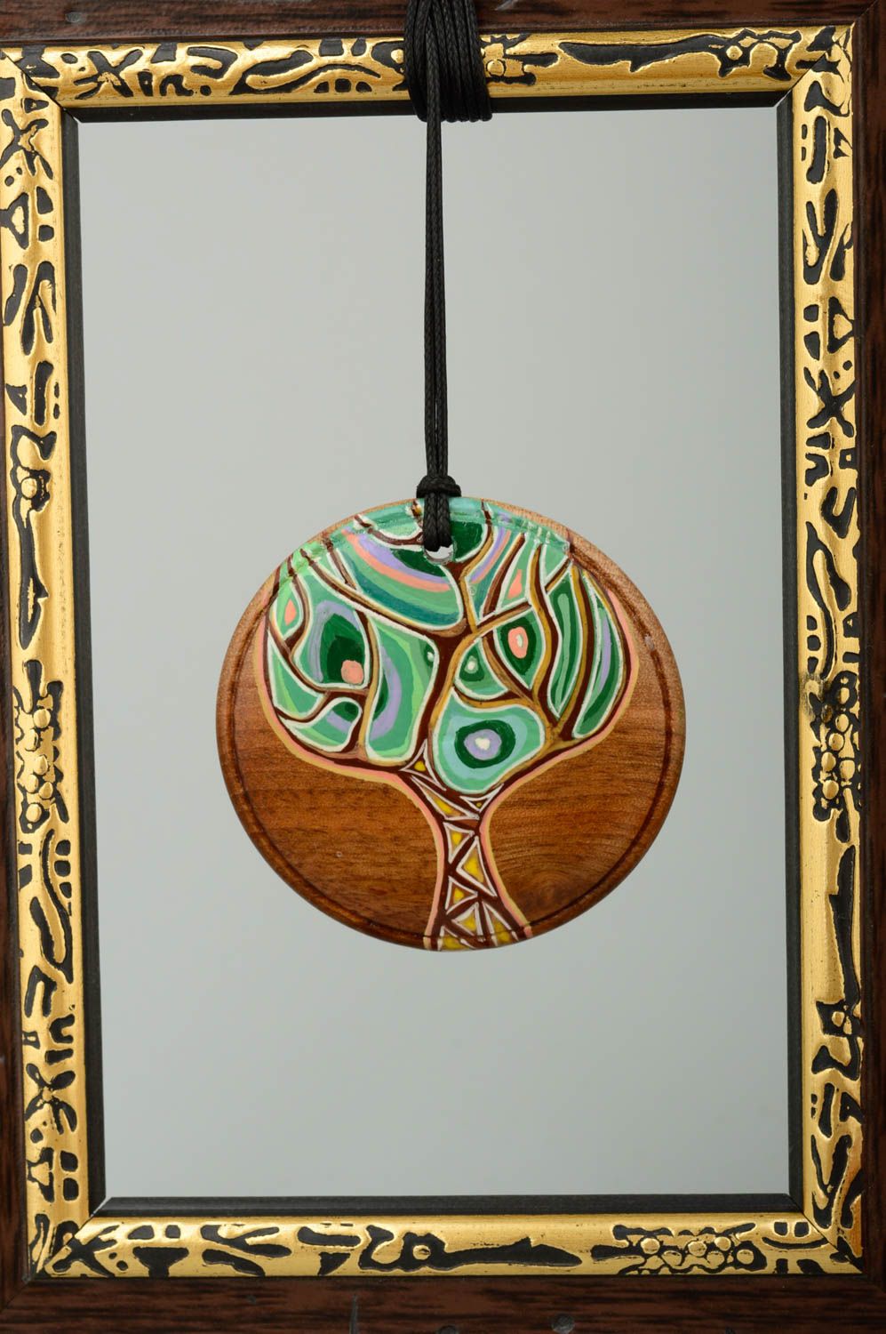 Кулон ручной работы аксессуар из дерева украшение на шею с росписью акварелью фото 1