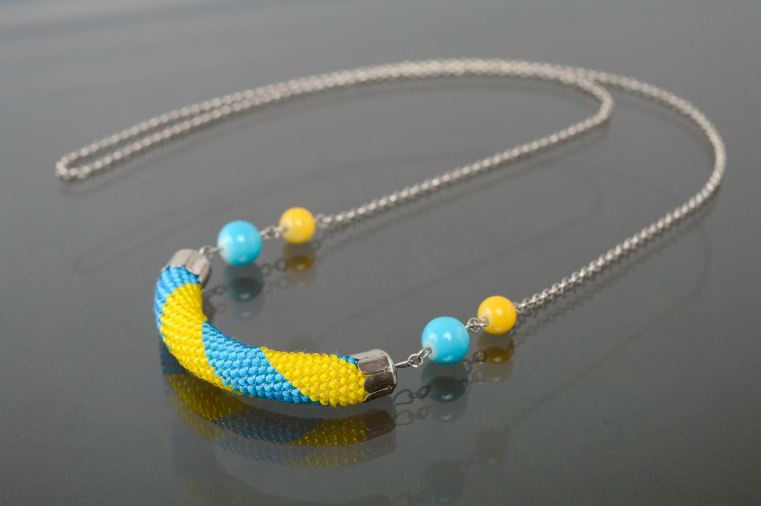 Long yellow and blue beaded necklace with metal chain photo 1