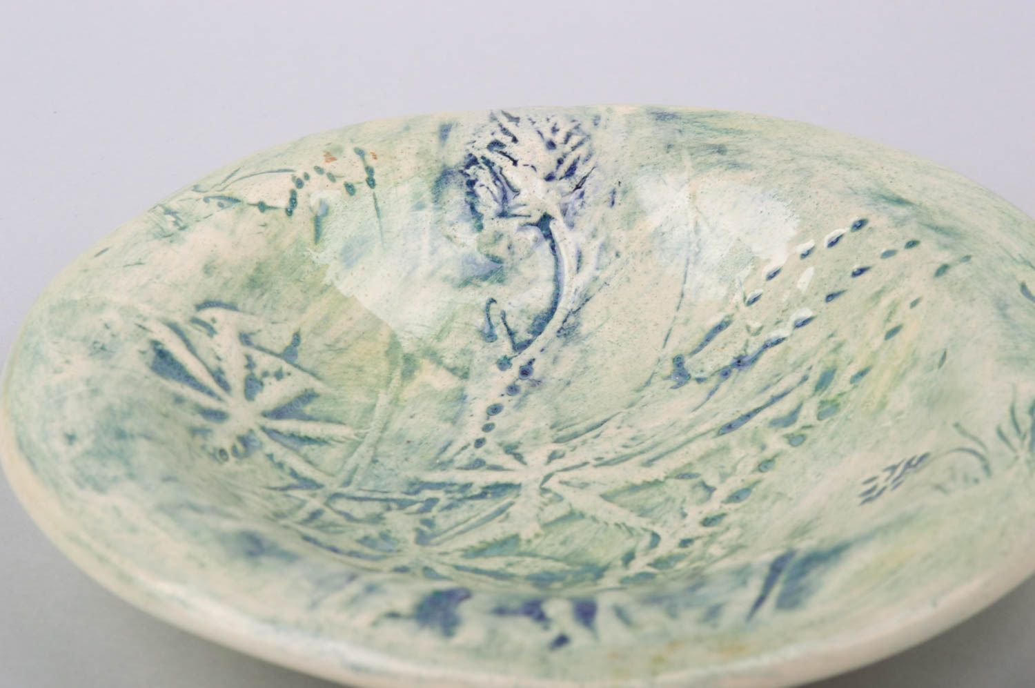 Керамическая тарелка расписанная глазурью с узором ручной работы красивая фото 2