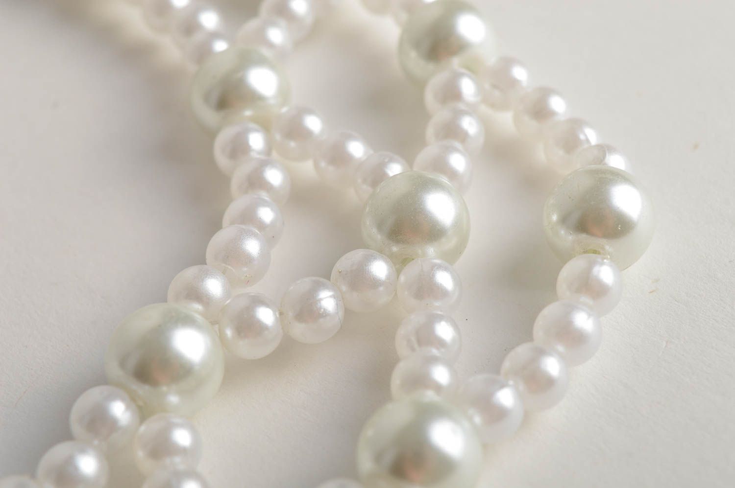 Колье из бусин украшение ручной работы ожерлье из белых бусин красивая бижутерия фото 4