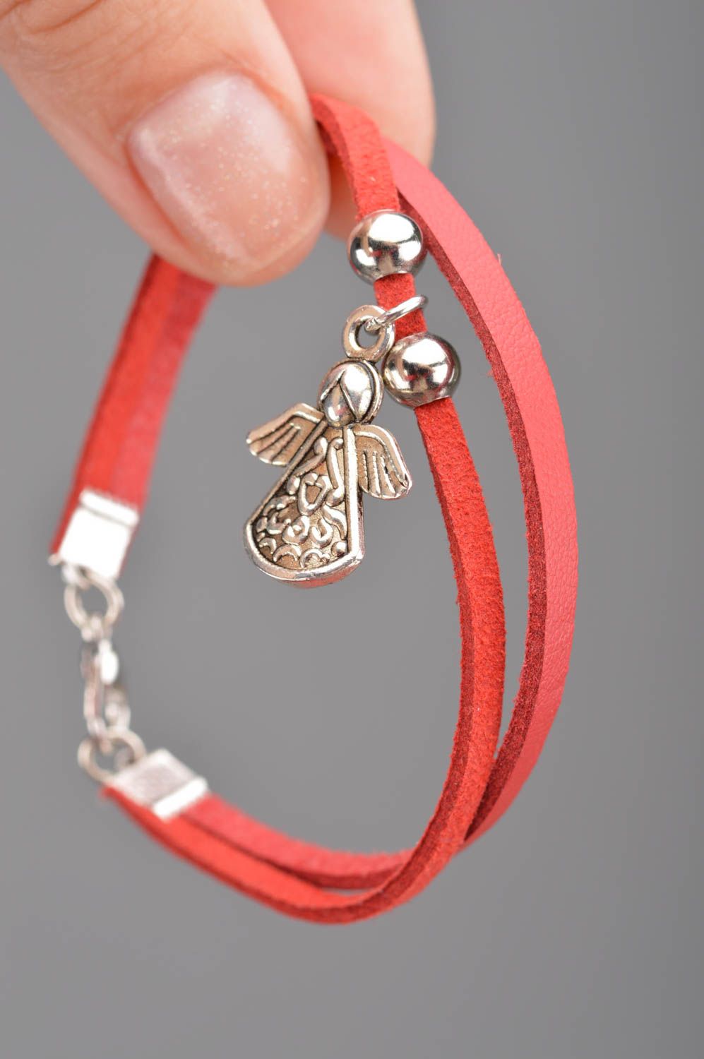 Bracelet en cuir rouge naturel fin fait main avec breloque ange en métal photo 2