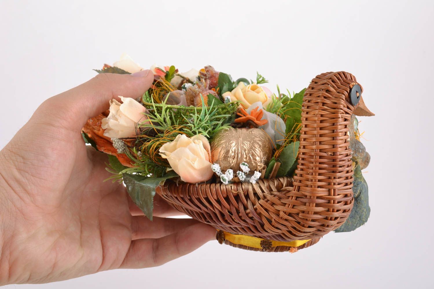 Икебана из искусственных цветов в корзине небольшая красивая хэнд мейд фото 3