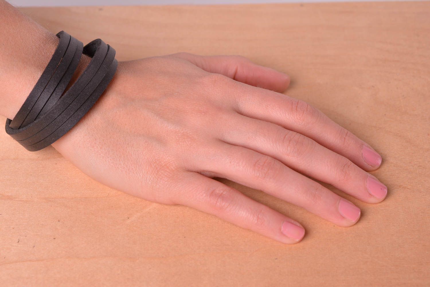 Кожаный браслет ручной работы широкое украшение из кожи браслет на руку фото 2