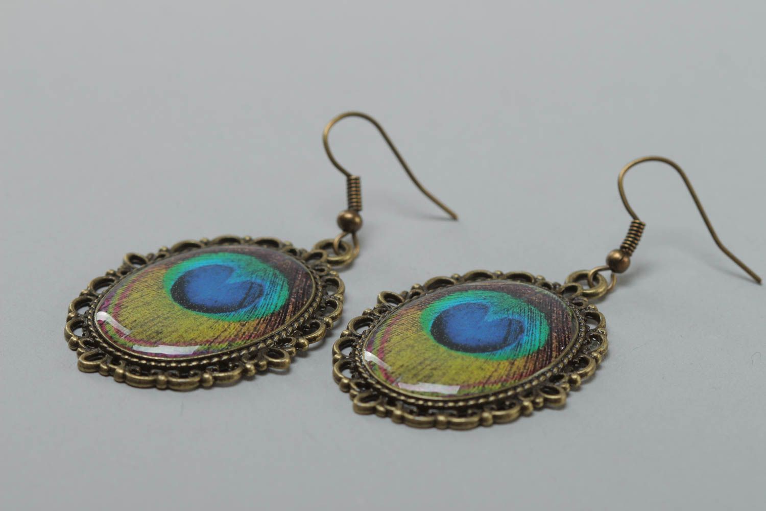 Beautiful handmade vintage oval earrings with peacock feathers drawing  photo 3