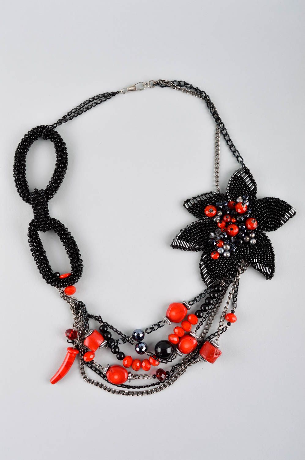 Collier en perles de rocaille Bijou fait main fleur noir rouge Accessoire femme photo 2