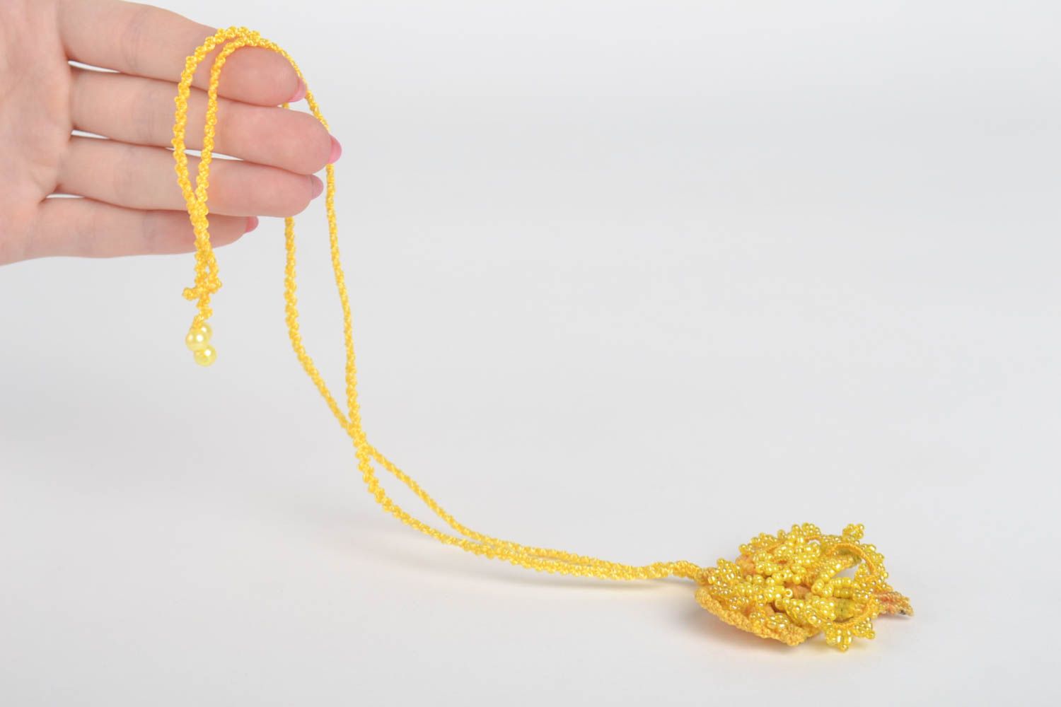 Pendentif jaune Bijou fait main macramé fils perles fleur Cadeau original photo 5
