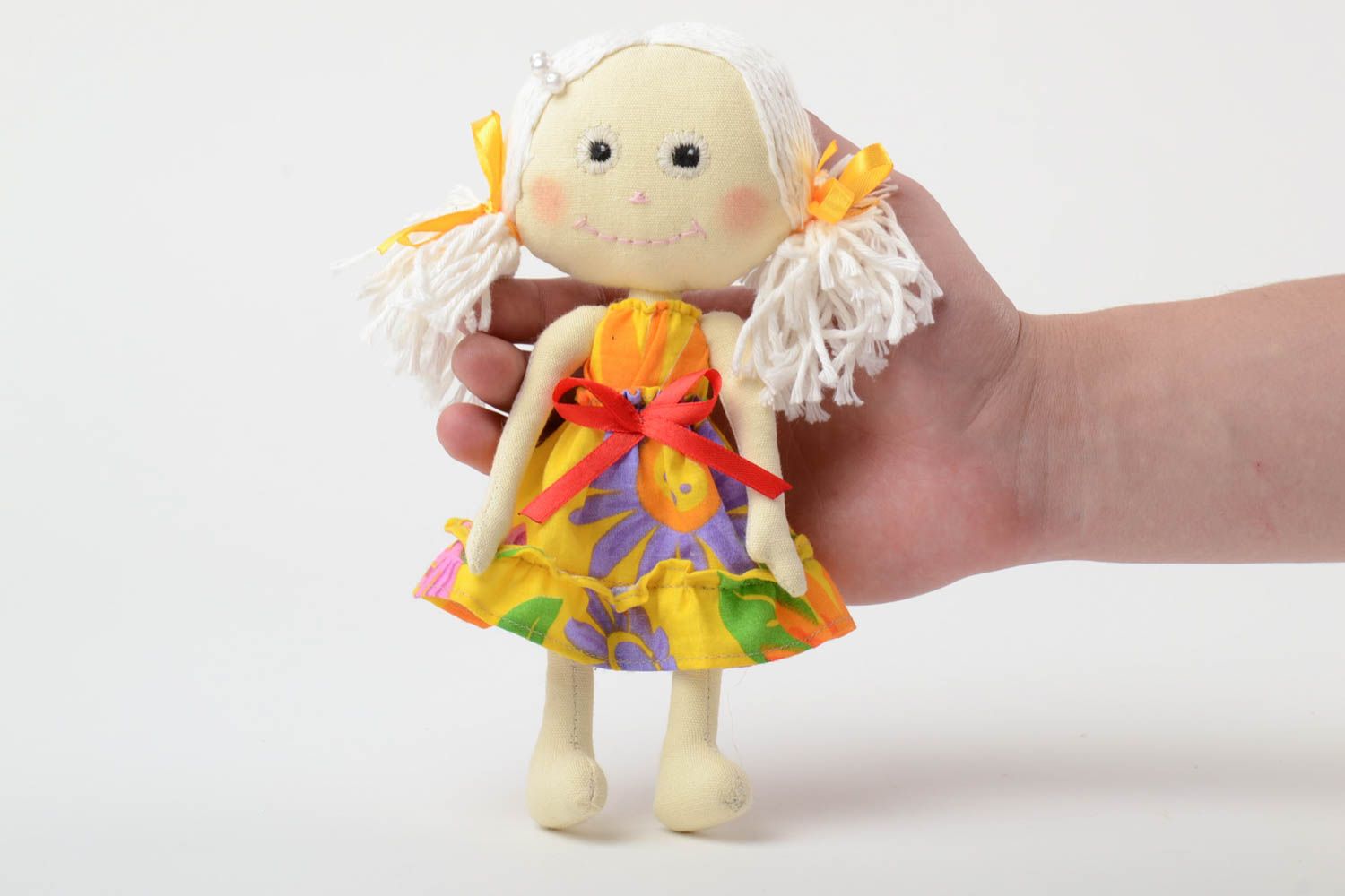 Kleine Designer Spielzeug Puppe handgemacht aus Naturstoffen mit Glasperlen foto 5