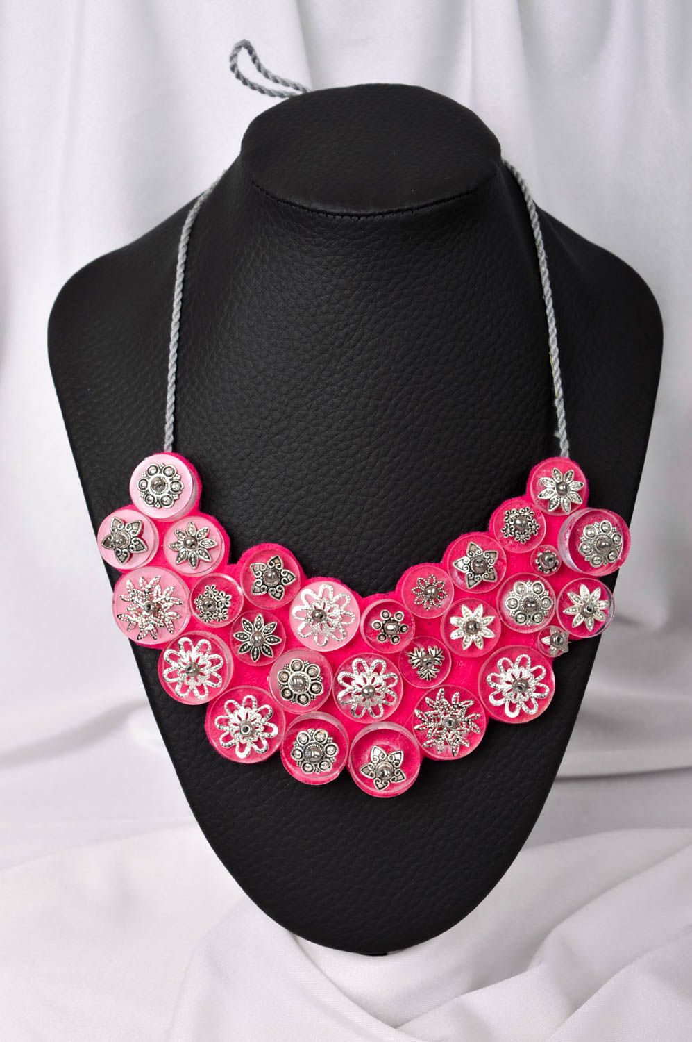Collar original textil de color frambuesa bisutería artesanal regalo para mujer foto 1