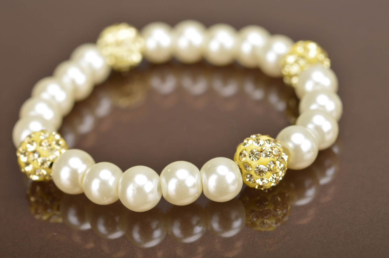 Bracelet en perles artificielles avec strass bijou original beau fait main photo 2
