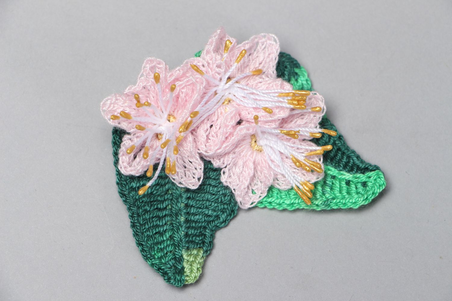 Broche tricotée à la main de fils Fleurs de pommier photo 1
