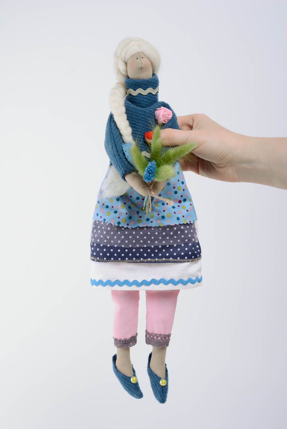 Тканевая игрушка из хлопка мягкая красивая детская ручной работы Девочка с косой фото 4