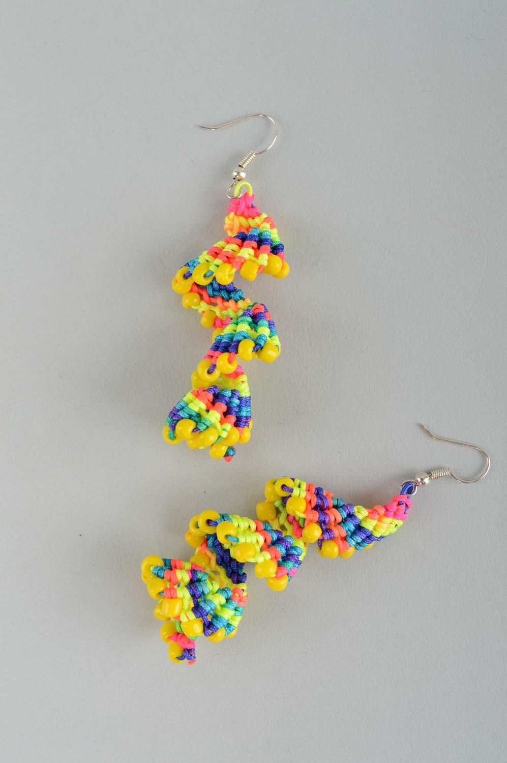 Boucles d'oreilles pendantes Bijou fait main tricotées multicolores Cadeau femme photo 3