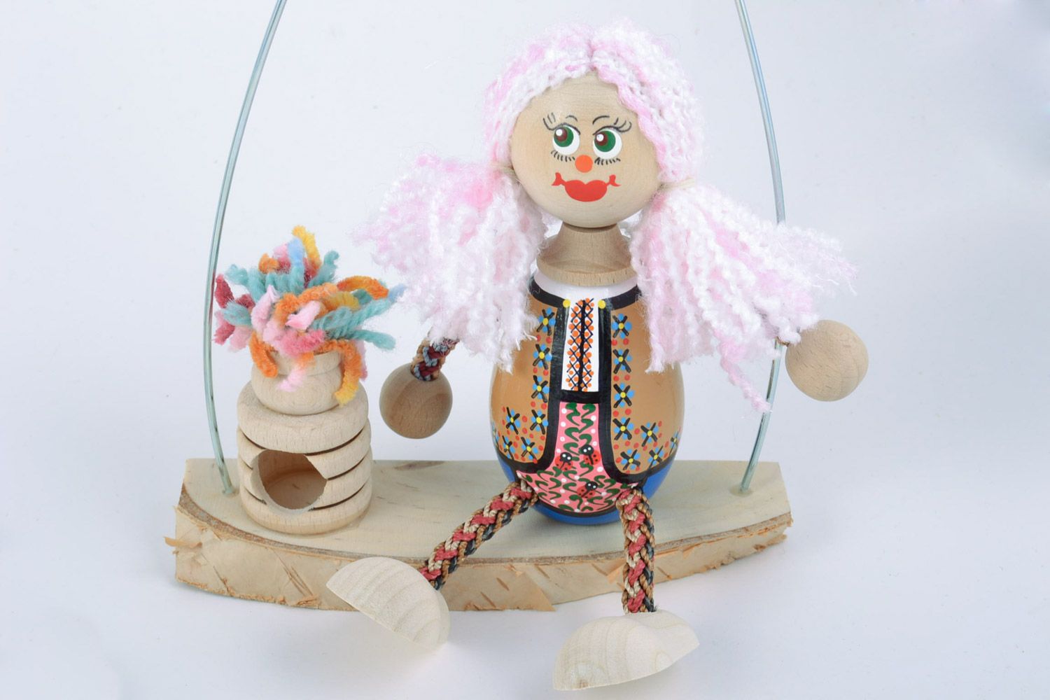Деревянная игрушка с качелями и девочкой ручной работы с росписью детская фото 3