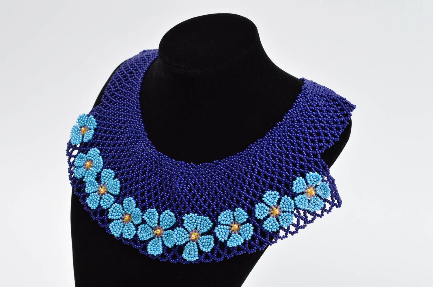 Handmade Damen Collier blau massiv Accessoire für Frauen Blumen Rocailles Kette foto 1