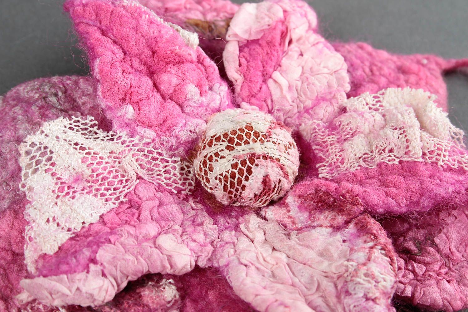 Broche de fieltro flor rosada bisutería artesanal accesorio de moda elegante foto 4
