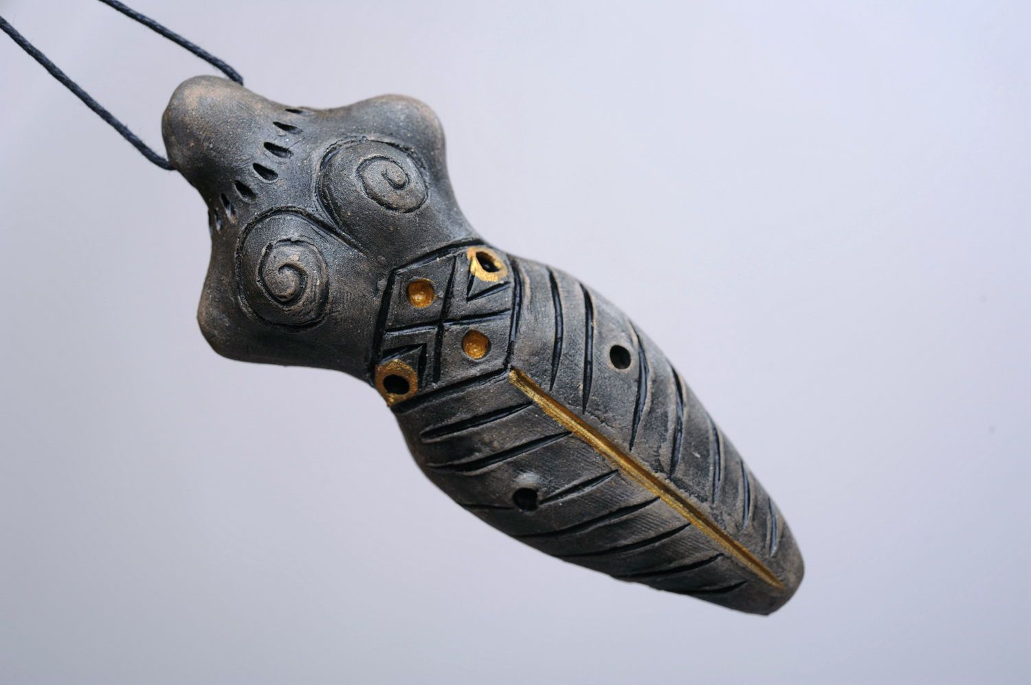 Silbato amuleto de arcilla con propiedades protectoras foto 1