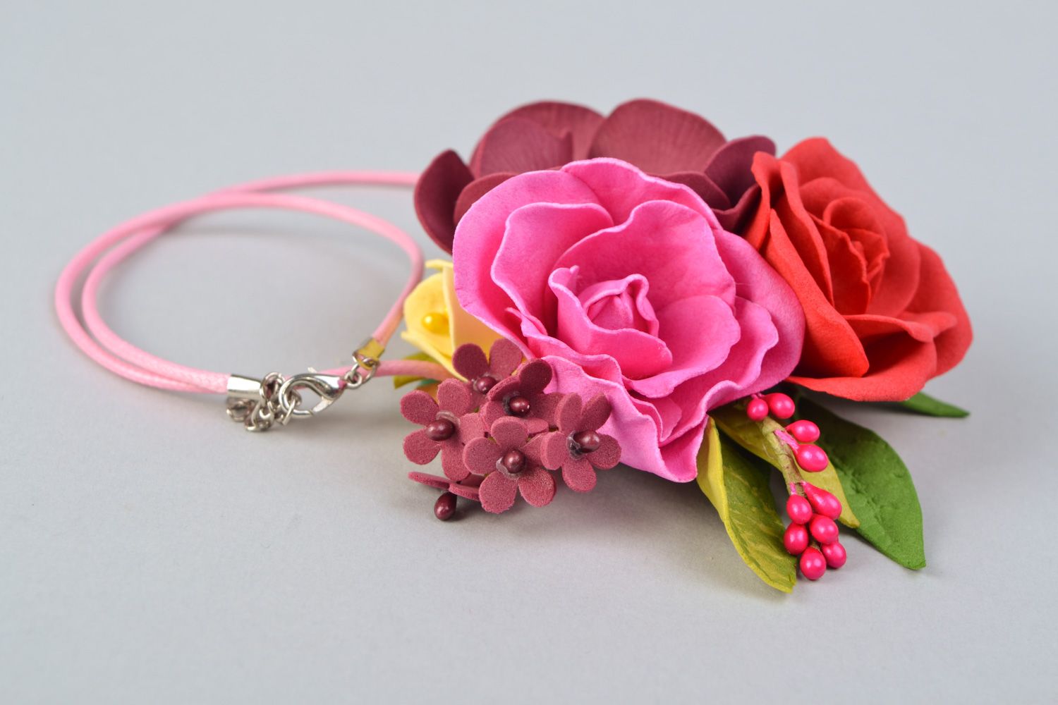 Collar artesanal de gamuza plástica con flores foto 4