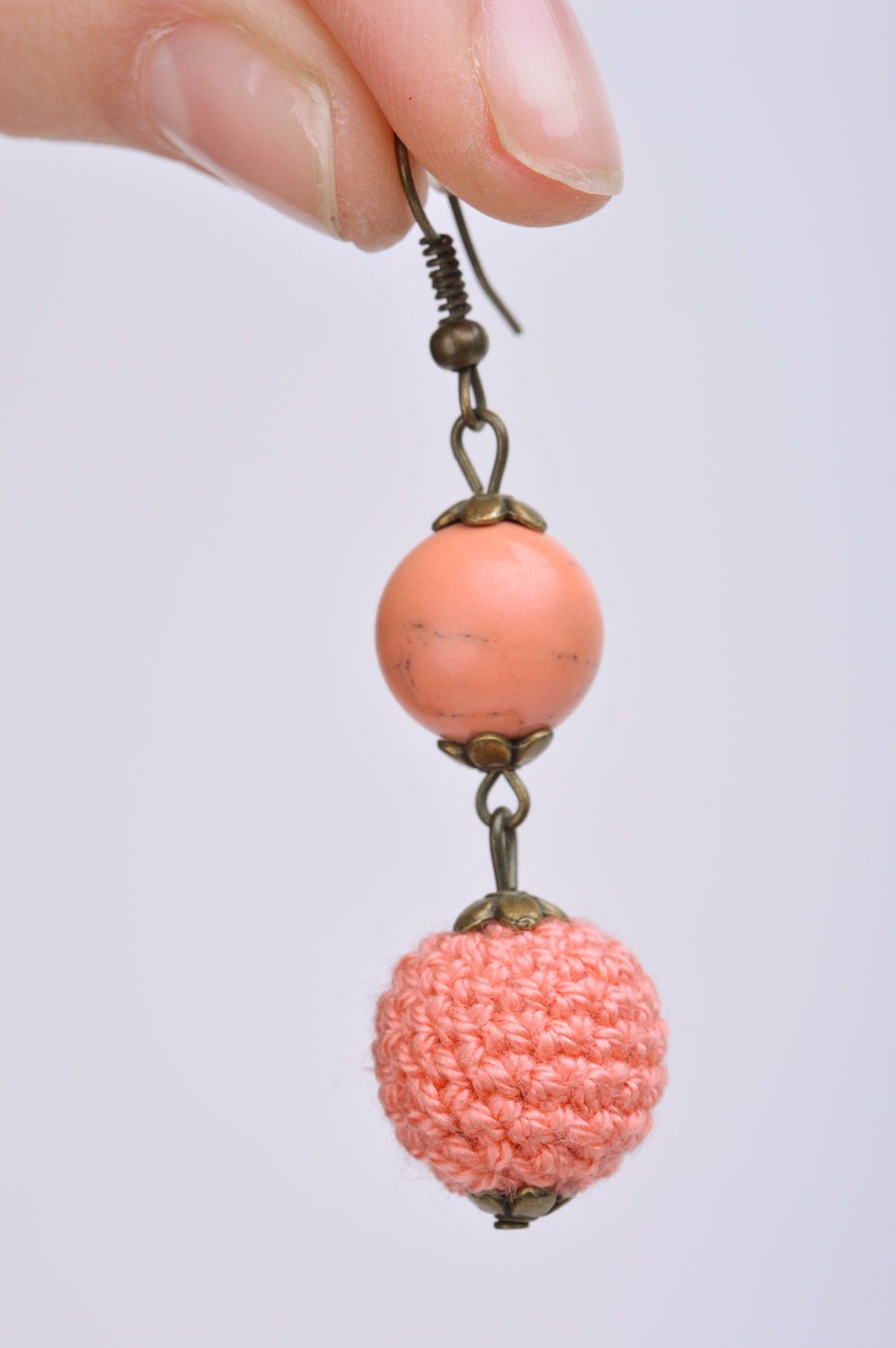 Серьги из бусин обвязанных нитками персиковые ручной работы женские с подвесками фото 3