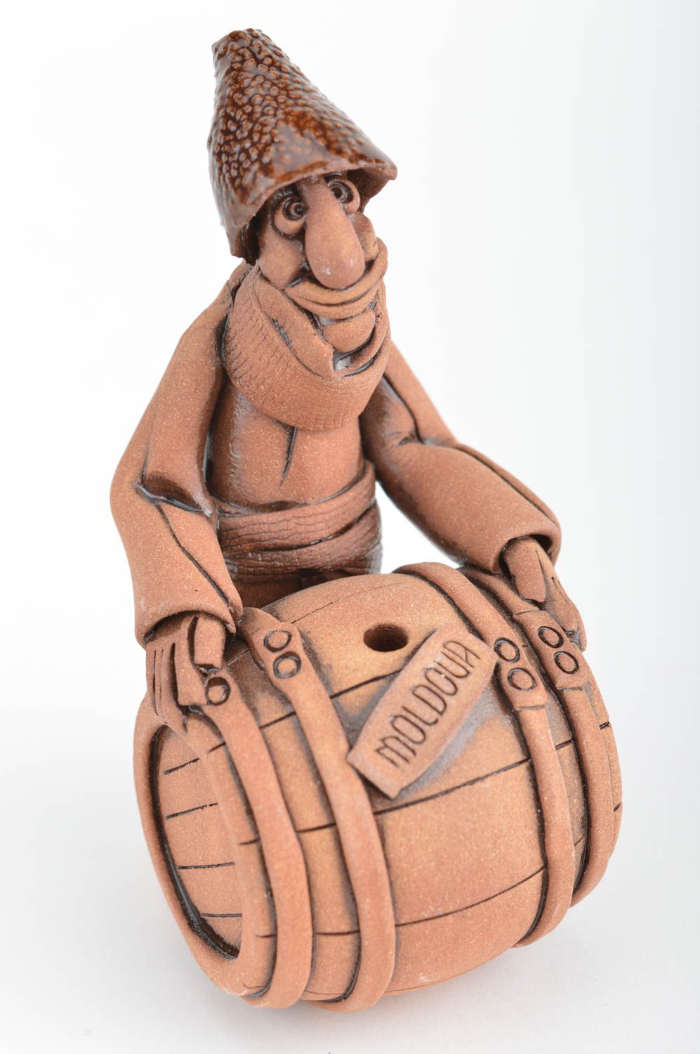 Figurilla cerámica decorativa artesanal cubierta con barniz Vinicultor y barril foto 2