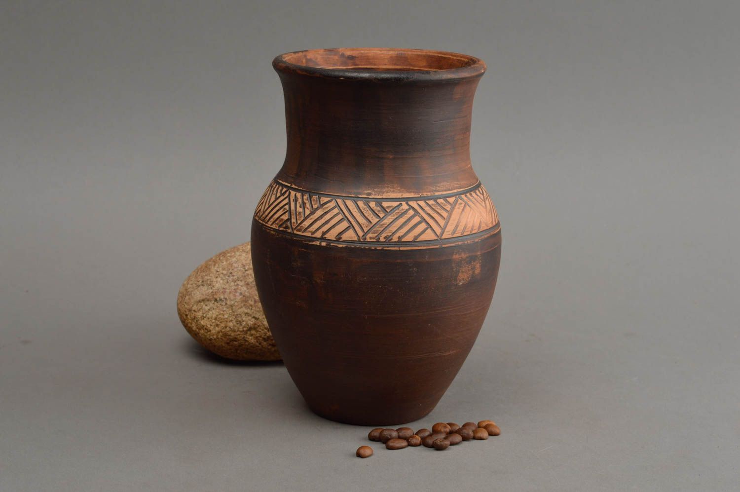 Cruche en argile avec ornements faite main marron foncé style ethnique 1.1 l photo 1