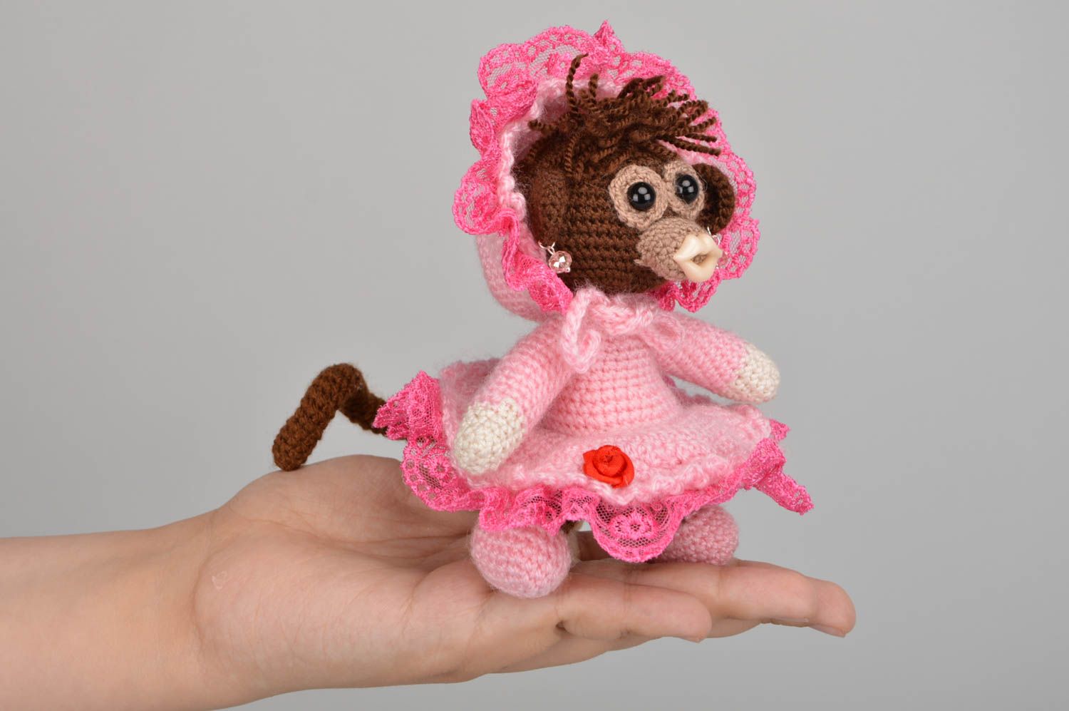 Мягкая вязаная игрушка обезьянка в розовом наряде из акриловых ниток хендмейд фото 5