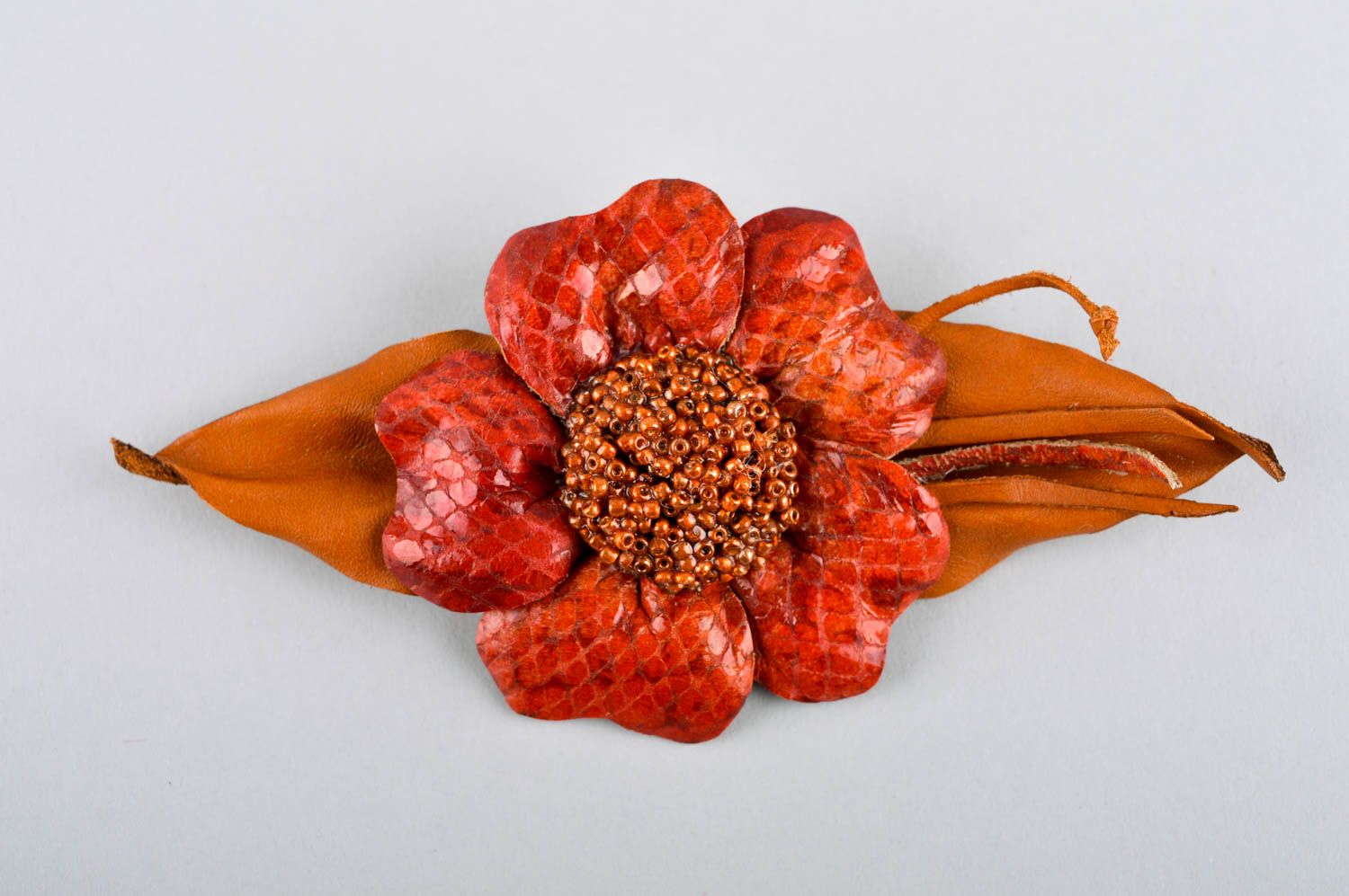 Handgefertigt Blumen Brosche Schmuck aus Leder exklusiver Schmuck in Rot foto 2