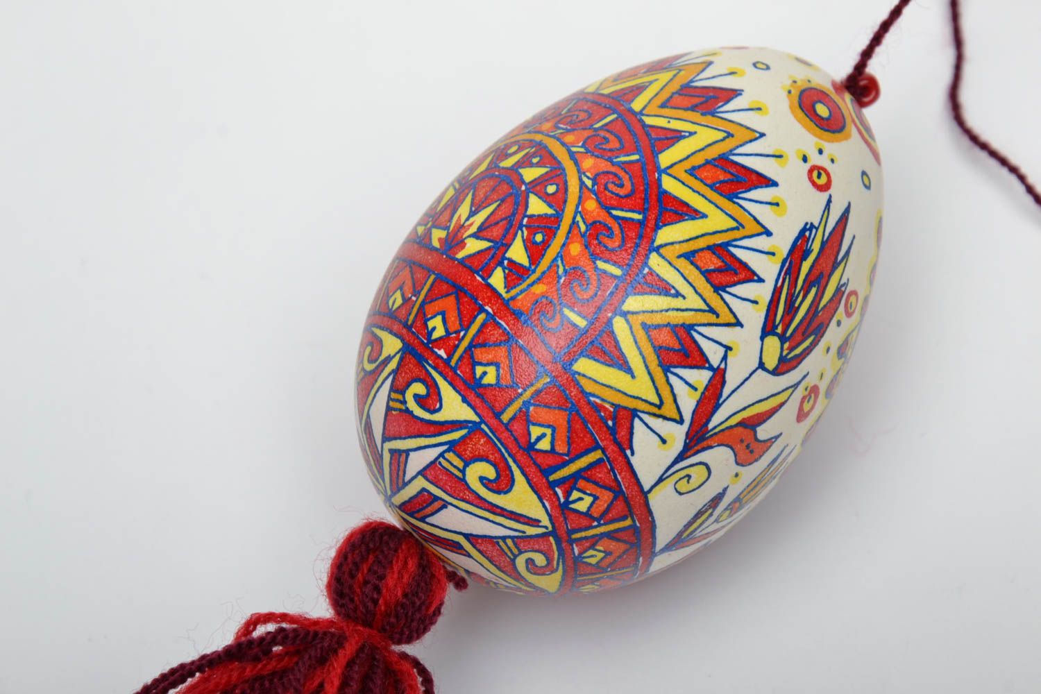 Oeuf décoratif de Pâques peint multicolore ethnique à accrocher fait à la main photo 4