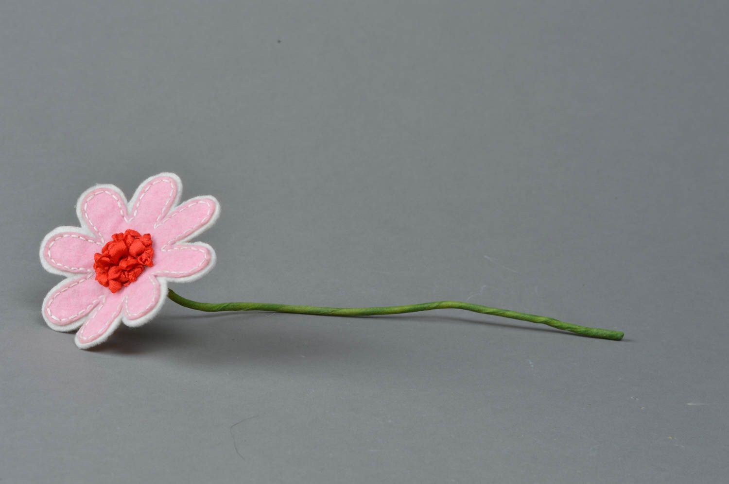 Цветок из фетра ромашка розовая с белым на гибком стебле красивый ручная рбаота фото 1
