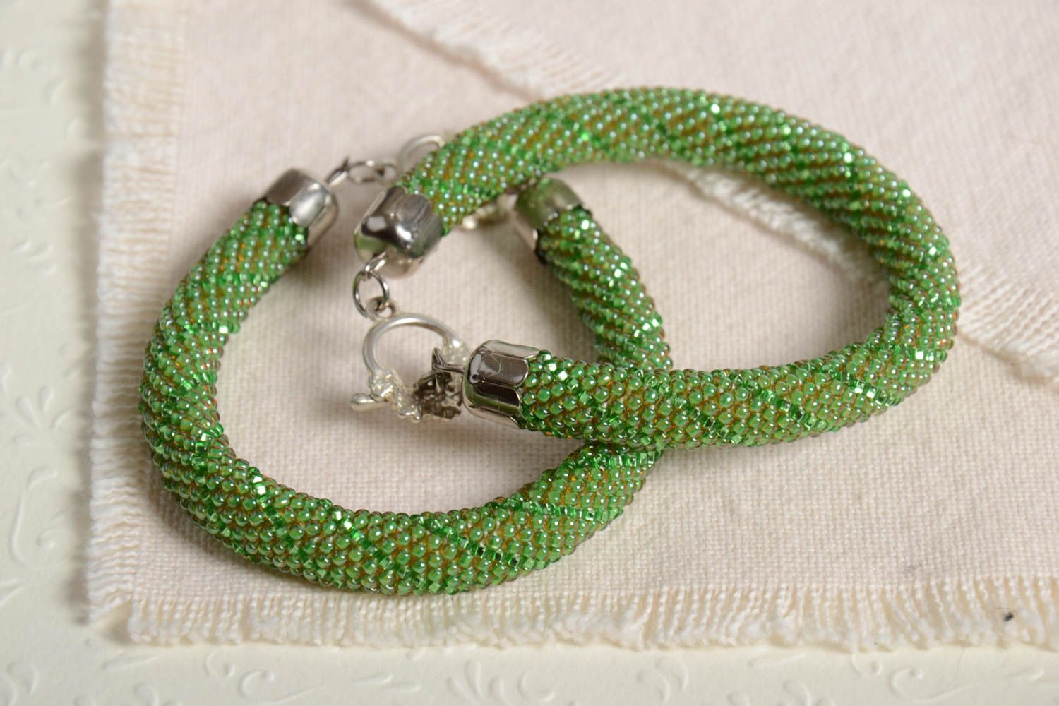 Набор браслетов-жгутов из бисера наручных толстых зеленых ручной работы 2 штуки фото 1