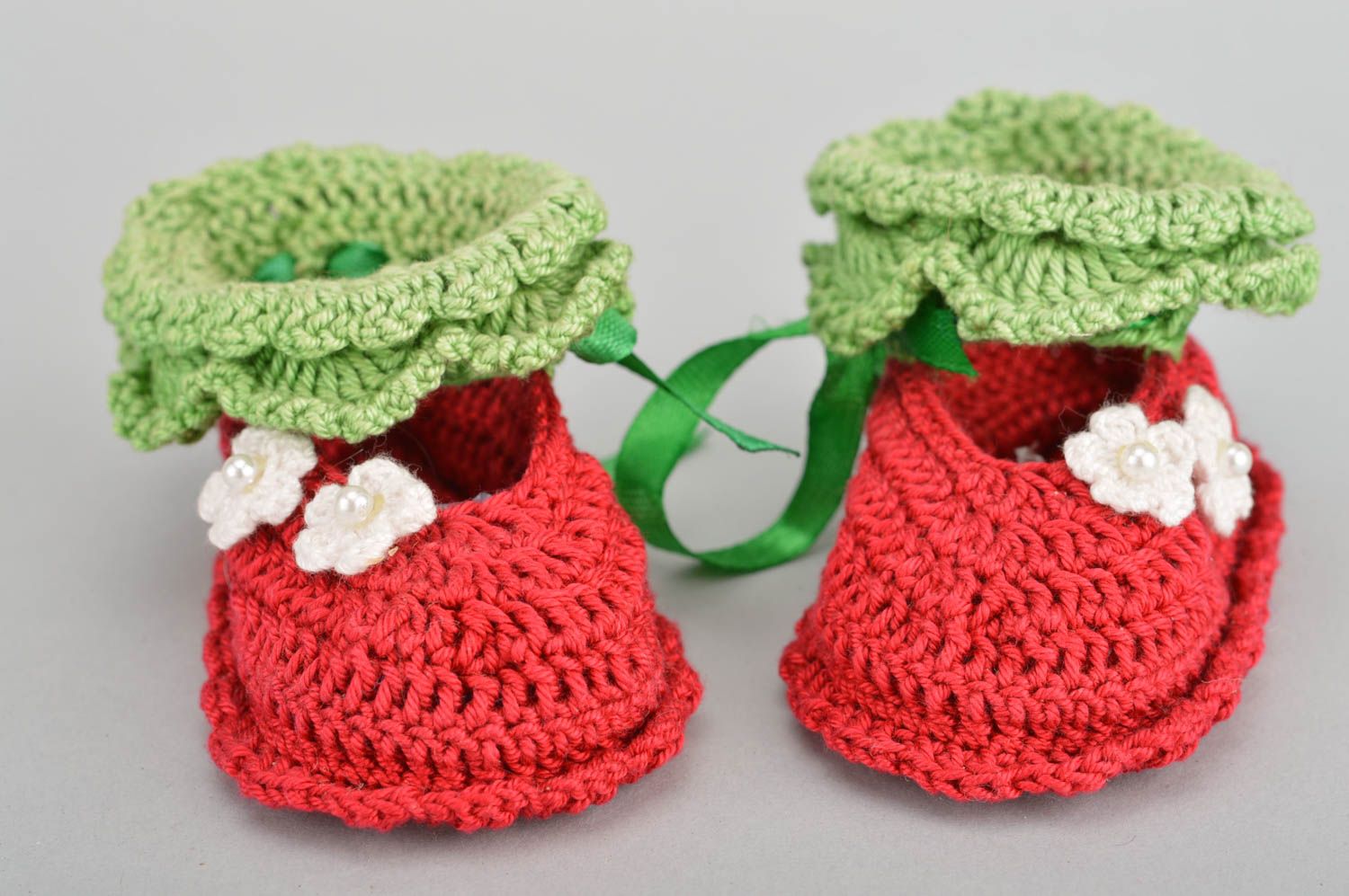 Handmade baby shoes crocheted of acrylic threads red and green with bows photo 2