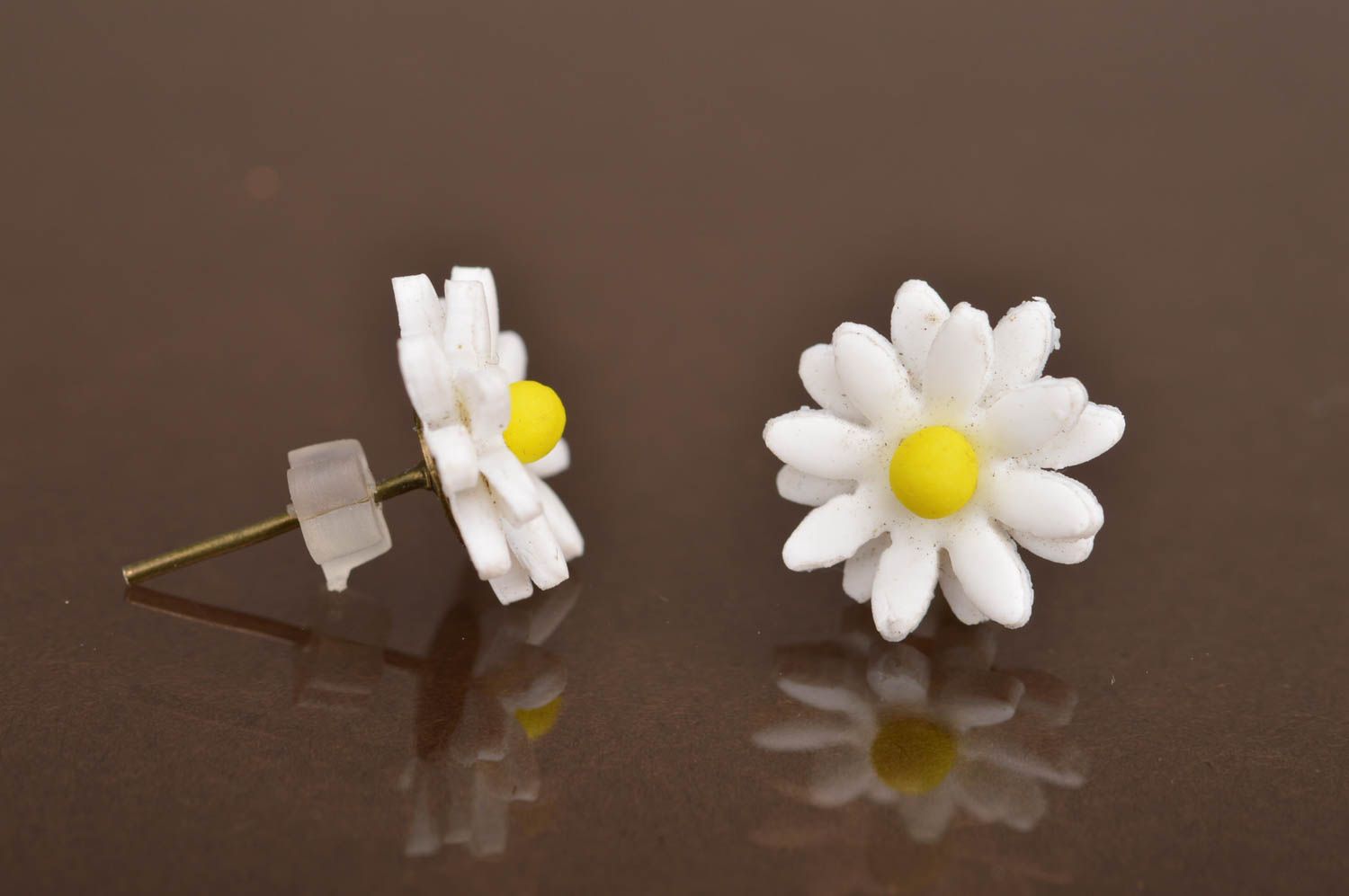 White handmade cute unusual stud earrings made of polymer clay Camomiles photo 3
