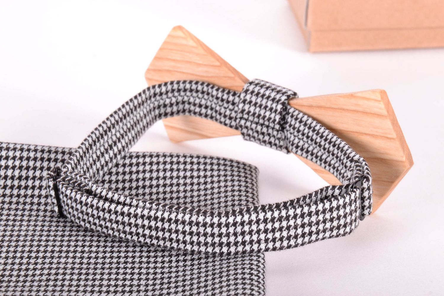 Bow tie and handkerchief in carton box photo 4