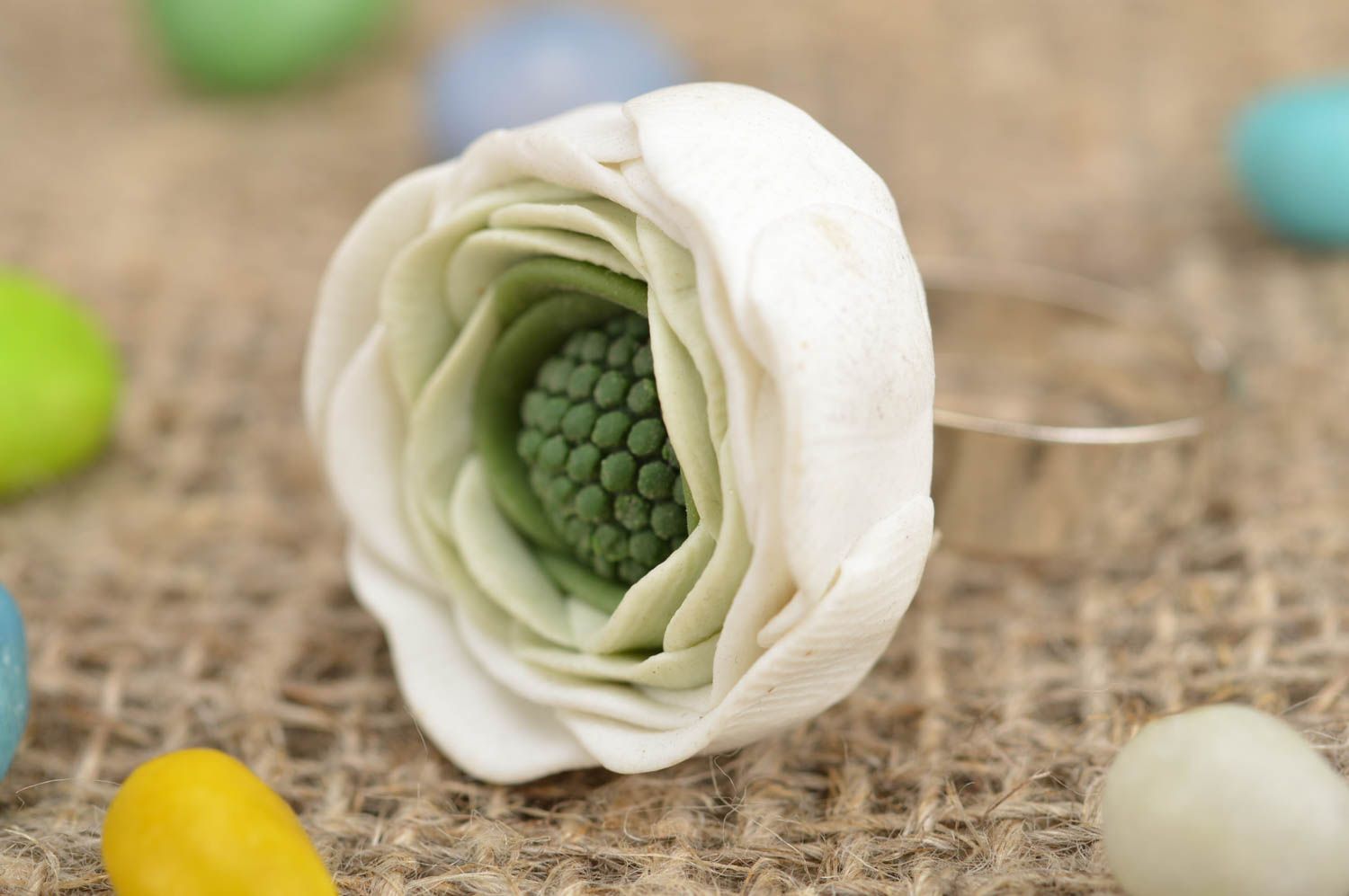 Bague Fleur blanc-vert grande en pâte polymère belle originale faite main photo 1