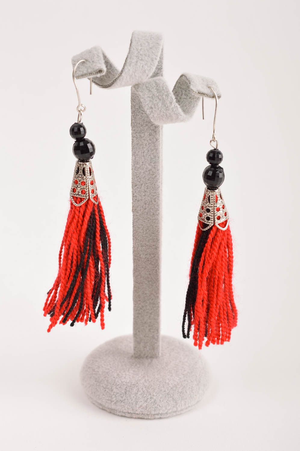 Boucles d'oreilles originales Bijou fait main rouge et noir Cadeau femme Glands photo 2