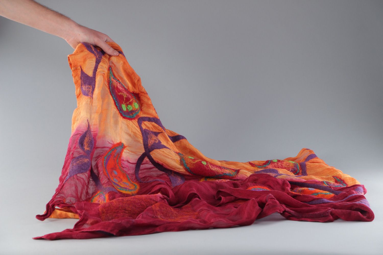 Châle en soie avec éléments en laine feutrée fait main léger de couleurs vives photo 4