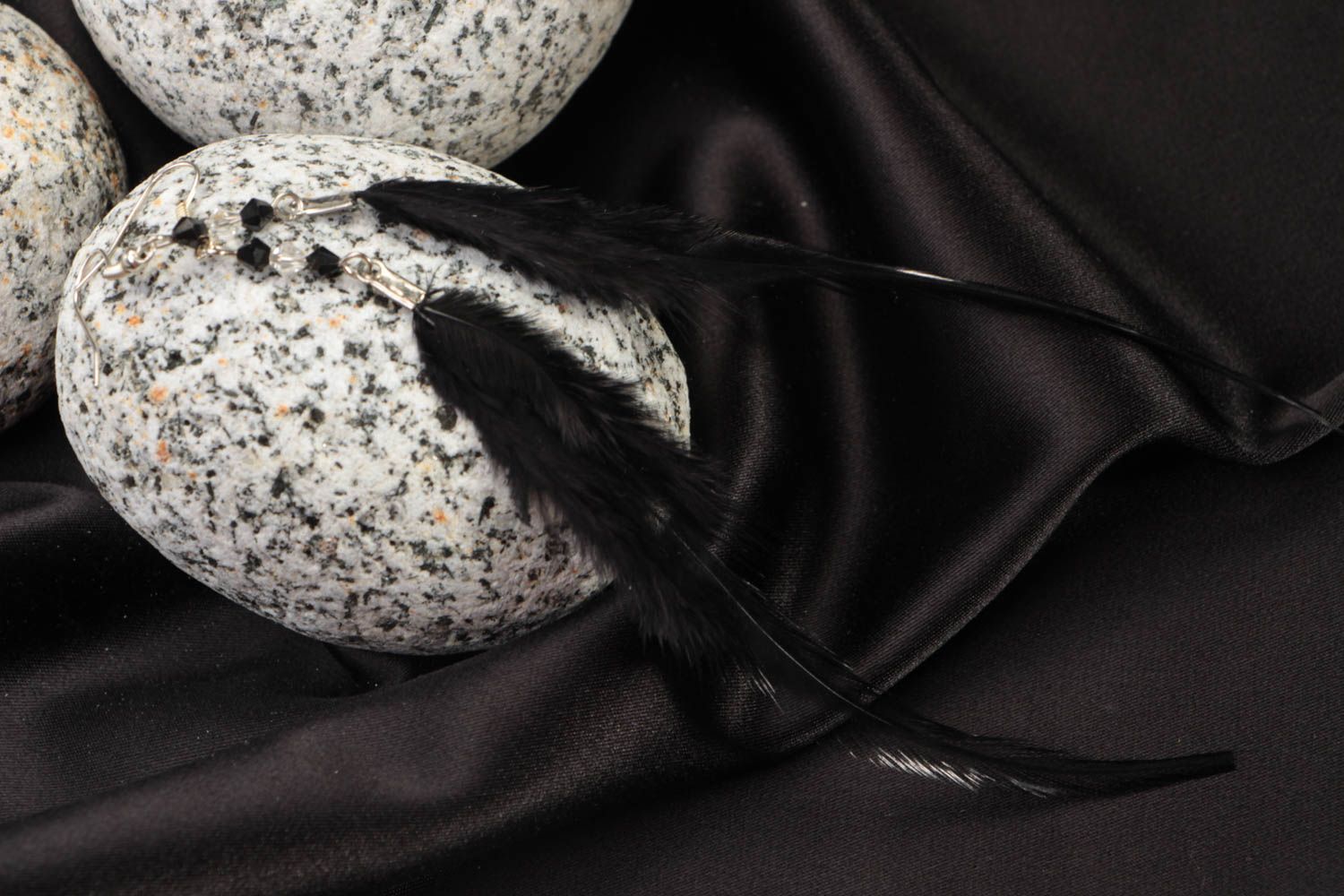 Женские длинные висячие серьги-перья ручной работы черные на замочке-петельке фото 1