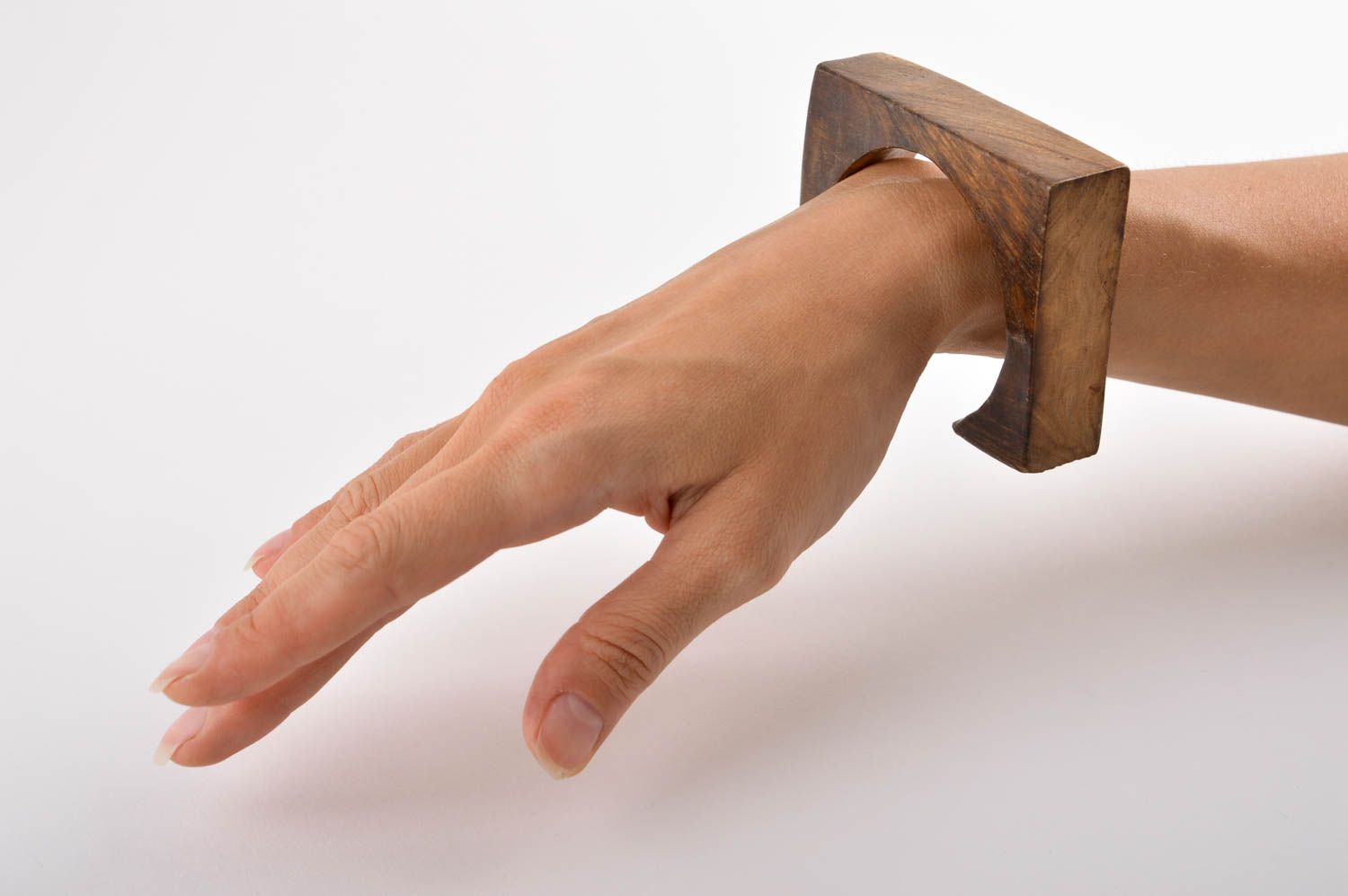 Деревянный браслет ручной работы стильный браслет на руку украшение из дерева фото 5