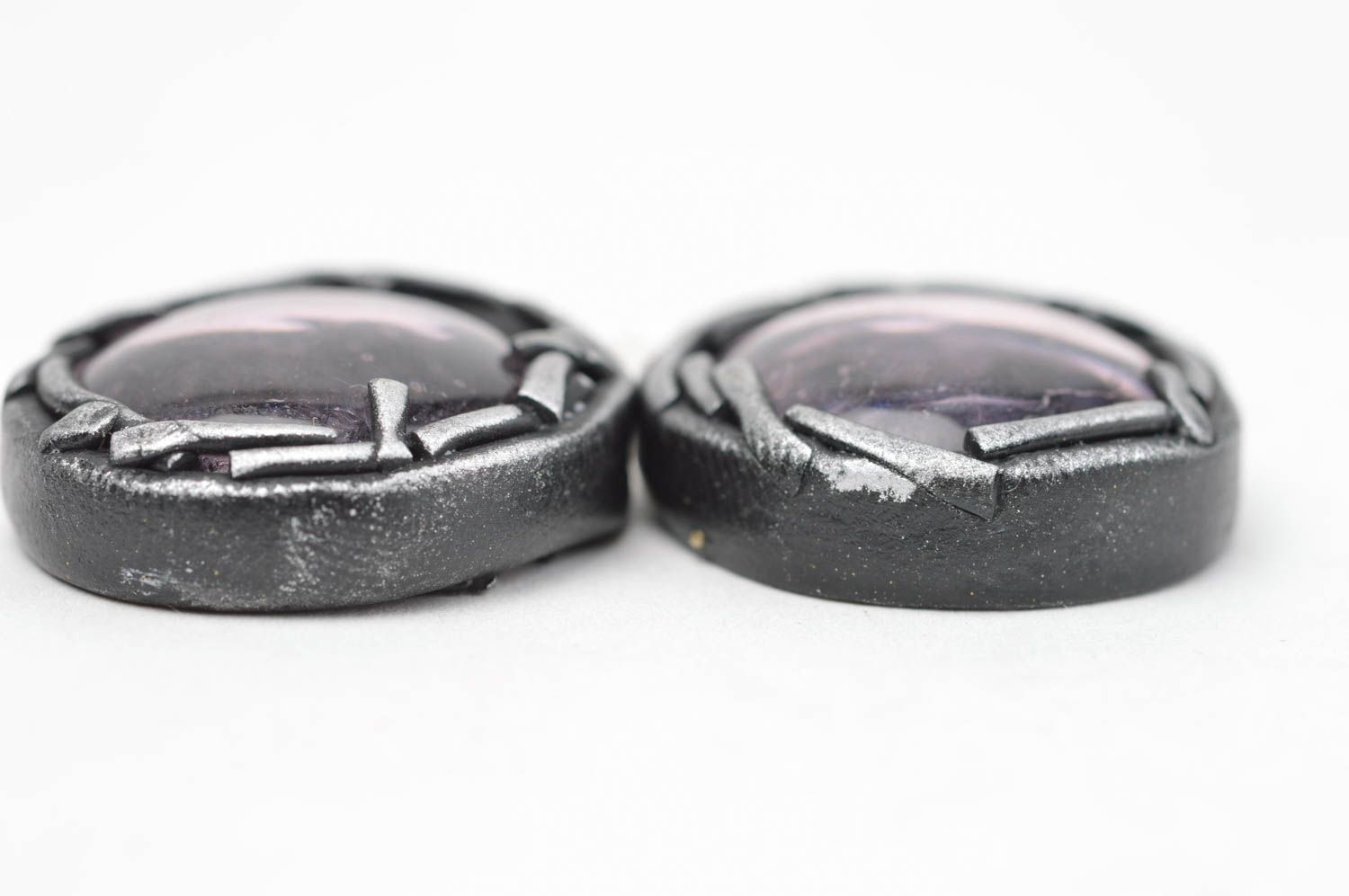 Schwarze handgemachte Gehänge Ohrringe aus Polymerton mit Metall Haken und Glas foto 3