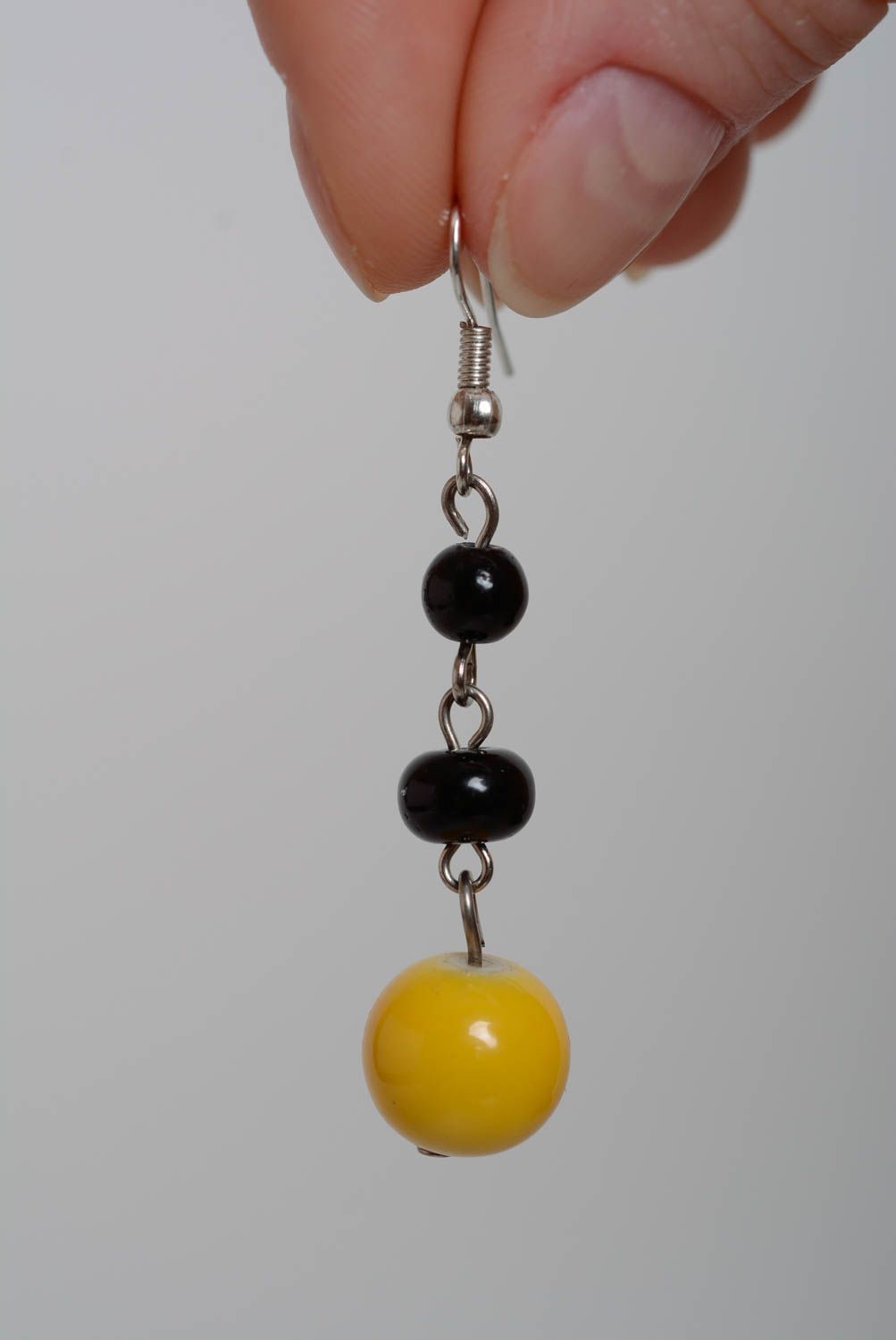 Longues boucles d'oreilles perles plastiques noir jaune originales faites main photo 5