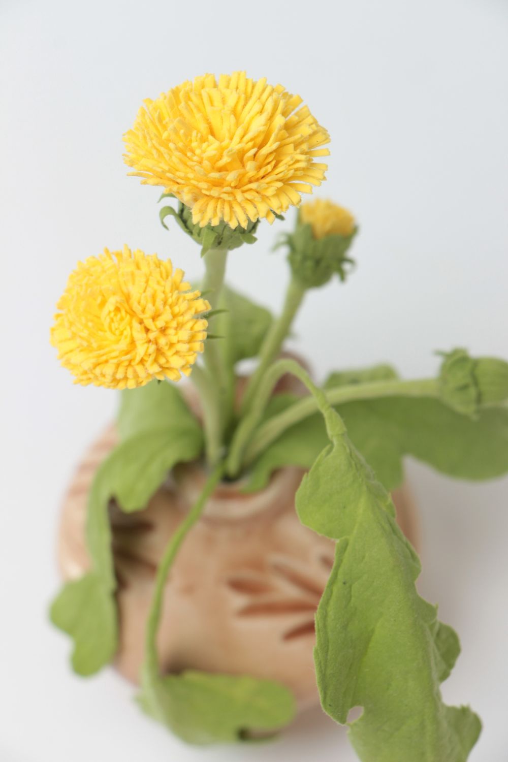 Composition florale en pâte polymère faite main Pissenlits jaunes en pot photo 3
