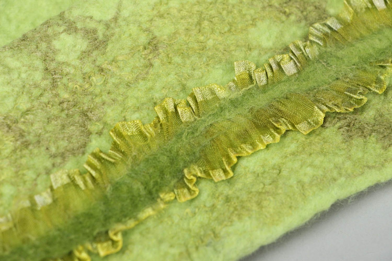 Зеленые митенки из валяной шерсти фото 2