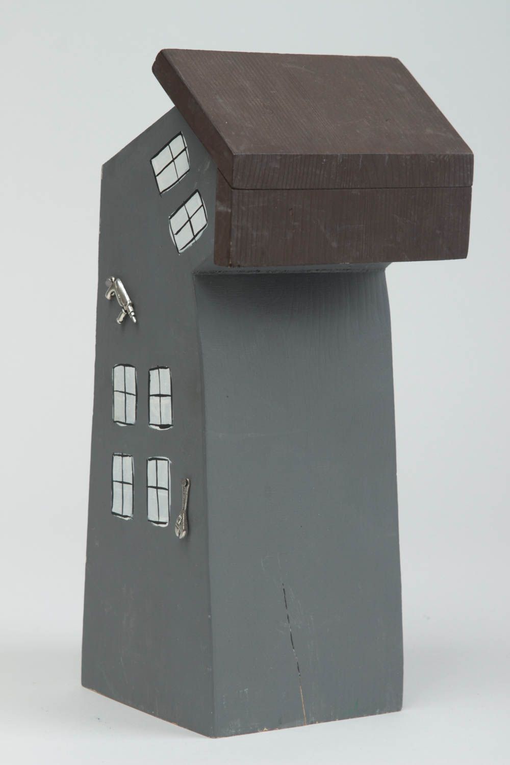 Деревянная фигурка домик серый с коричневой крышей красивый ручной работы фото 2