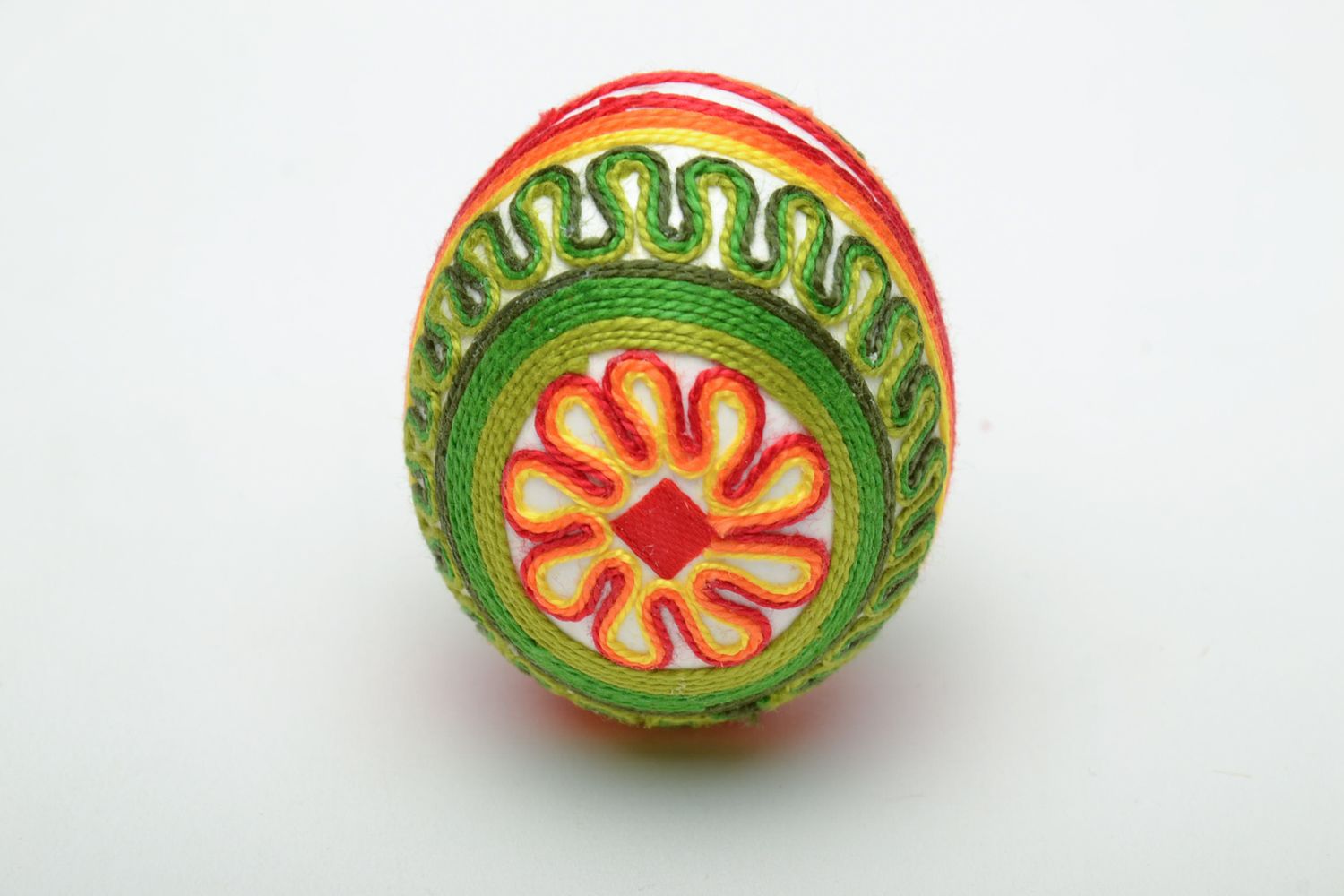 Oeuf de Pâques fait main décoratif entouré de fils de soie vert original photo 2