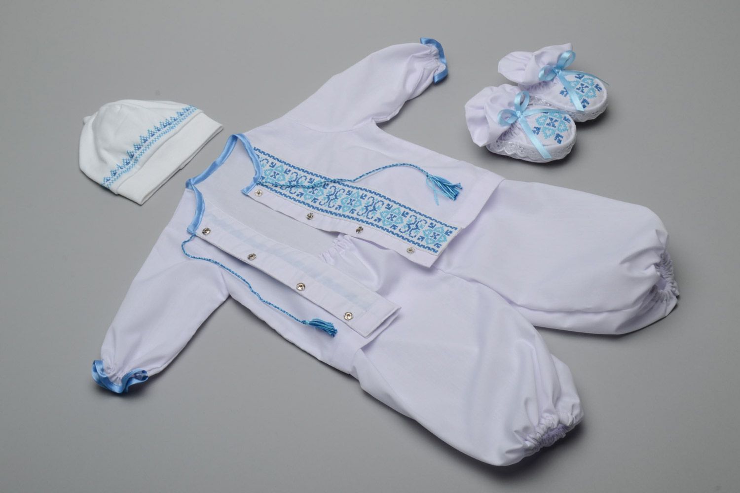 Комплект одежды для мальчика рубашка штаны шапочка и пинетки с вышивкой крестиком фото 2