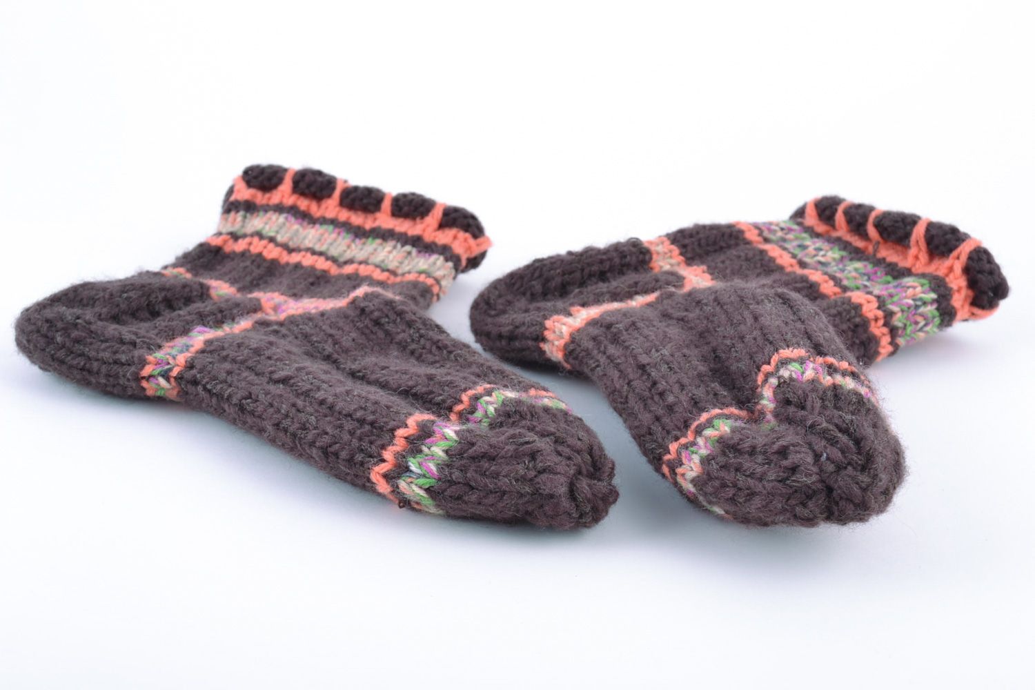 Handgemachte gestrickte dunkle warme Socken aus Naturwolle für Frauen foto 5