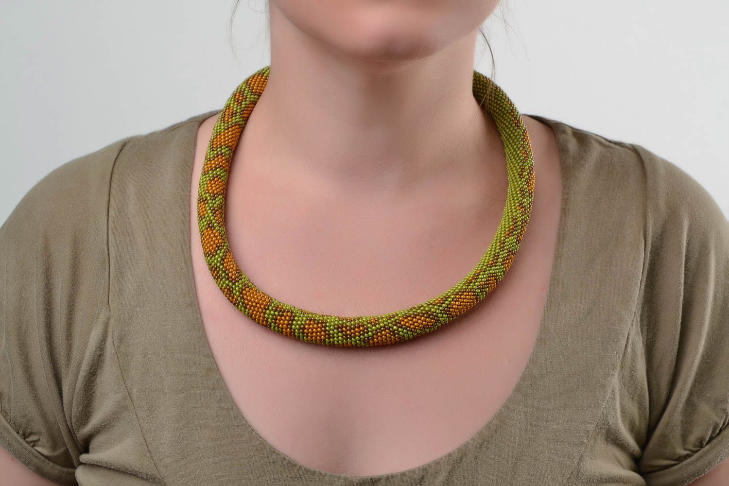 Collier en perles de rocaille tchèques au crochet vert motif serpent fait main photo 1