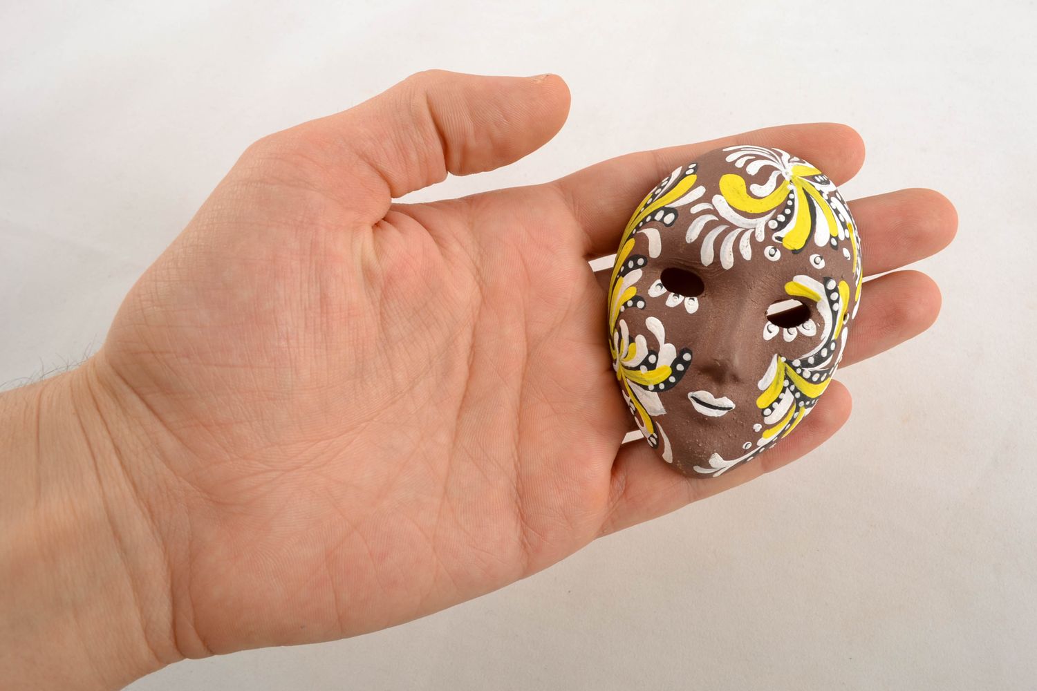 Керамический магнит на холодильник в виде карнавальной маски  фото 1