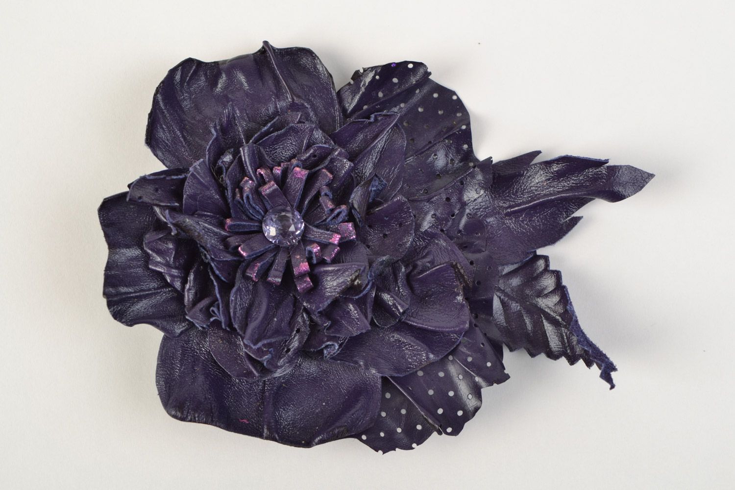 Фиолетовая кожаная брошь в виде цветка в технике гофрирования аксессуар ручной работы фото 3